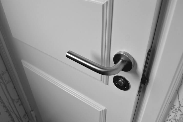 วิธีแก้ไขประตูส่งเสียงดังเอี้ยด คำแนะนำในการทำให้ประตูไม่มีเสียง